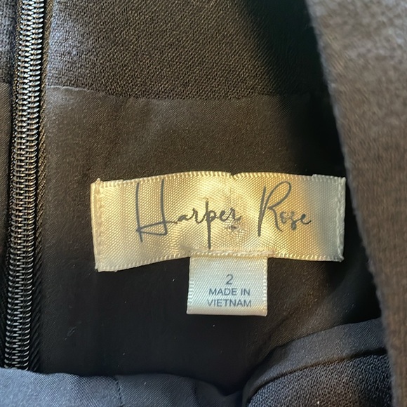 Audrey Hepburn style classy a-line black lined dress with pearl brooch embelish - Picture 3 of 6